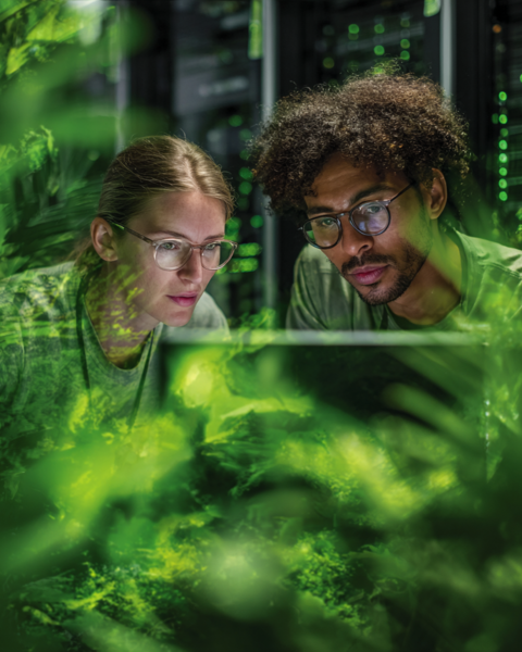 Ingénieurs IT analysant des infrastructures informatiques dans une approche durable et écoresponsable